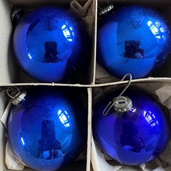 12 Vintage Ornaments in Original Box - Picture 6 of 11